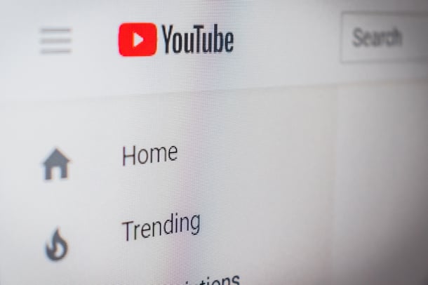 Zoom sur le logo YouTube sur la plateforme de partage de vidéos