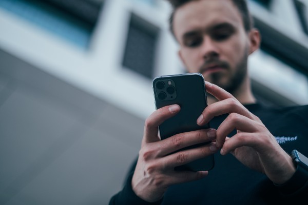 homme consultant son smartphone