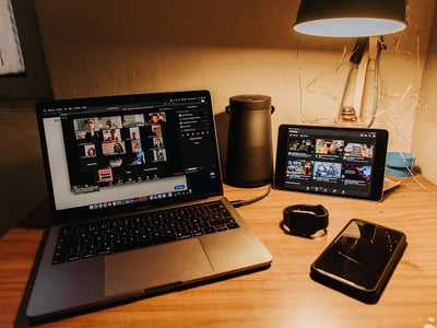 ordinateur et tablette sur un bureau