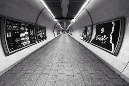 support publicitaire affiché dans les couloirs du métro