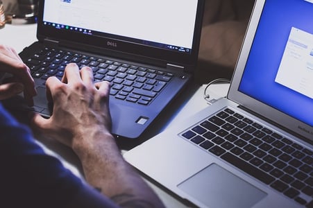 collaborateur utilisant un système d'information