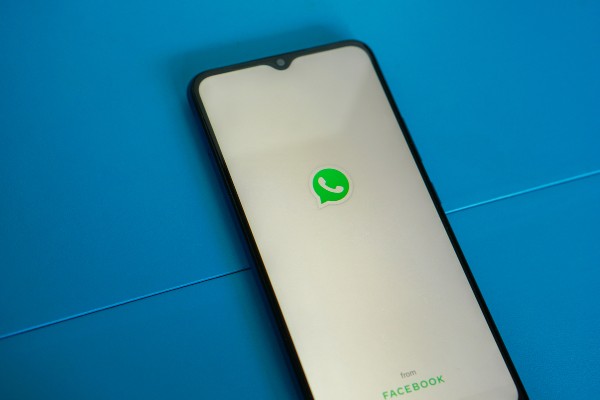 smartphone avec écran accueil WhatsApp API