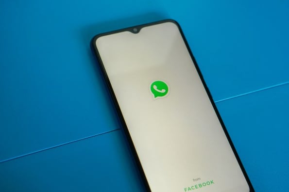 smartphone avec écran accueil WhatsApp API