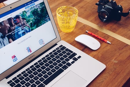 Utilisateur consultant la bibliothèque publicitaire Facebook