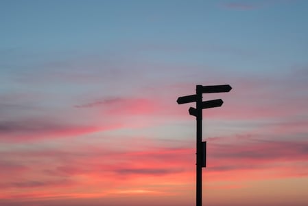processus de décision illustré par des panneaux de direction 