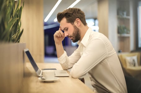 collaborateur identifiant des axes d'amélioration au travail 