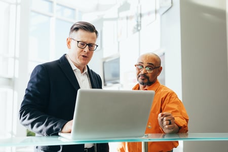 collaborateurs en réunion