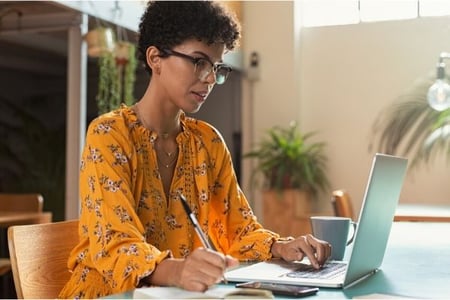 Jeune femme rédigeant un communiqué de presse 