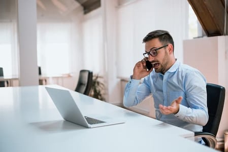 Personne échangeant au téléphone avec un client insatisfait