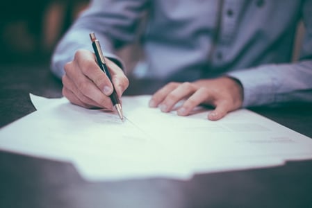 homme rédigeant un rapport d'étonnement