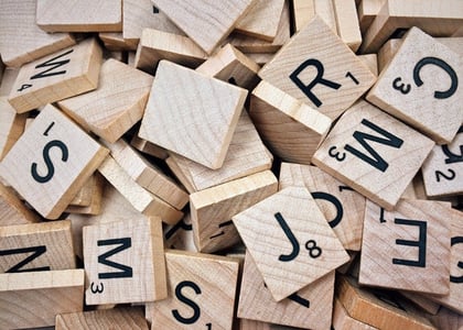 scrabble avec pièces en bois