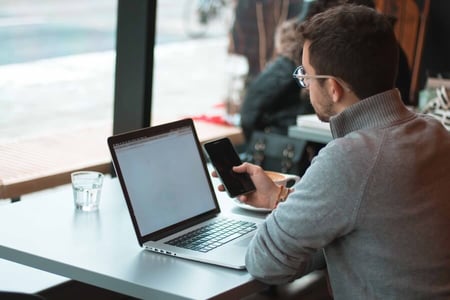 Marketeur réalisant une vérification SEO 