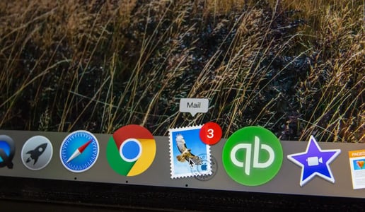 Collaborateur ouvrant un emailing 