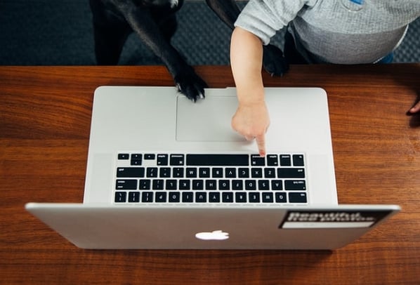 un chien et un enfant devant un ordinateur