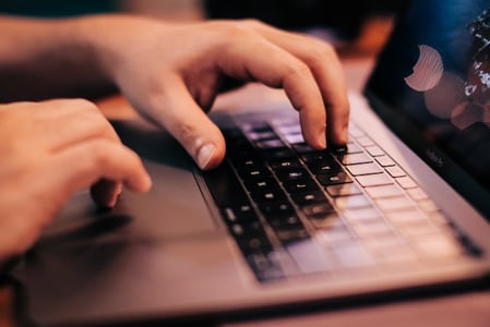 Personne en train de créer un User Generated Content