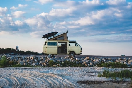 van sur la plage