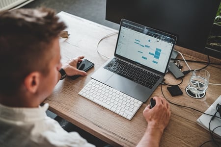 Contract manager travaillant depuis son ordinateur portable