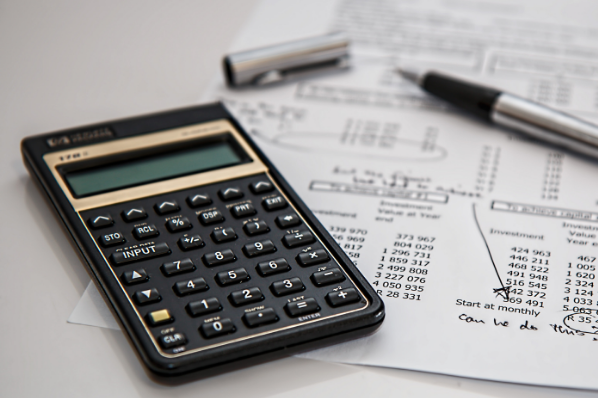 calculatrice posée sur une table