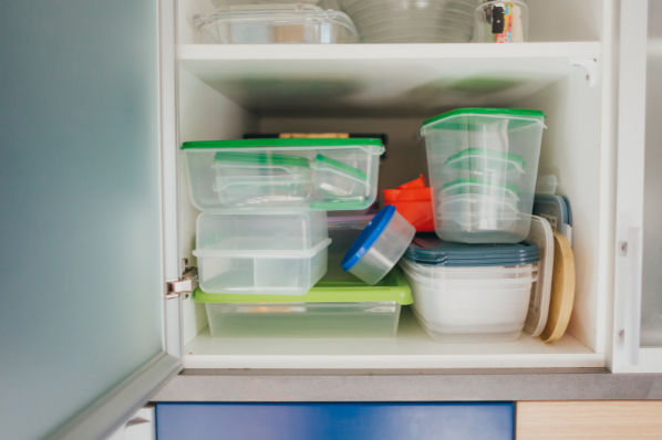 tupperwares dans une étagère