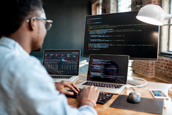 Développeur full stack entrain de coder