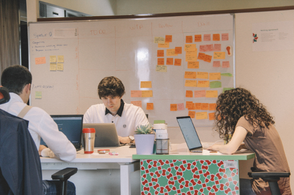 équipe entrain de travailler sur un projet