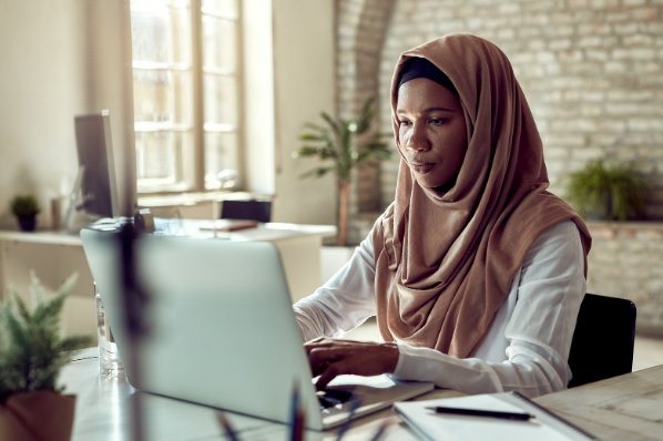 Contrôleuse de gestion au travail