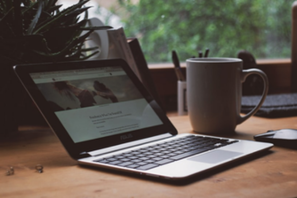 Écran d'ordinateur d'un professionnel du copywriting