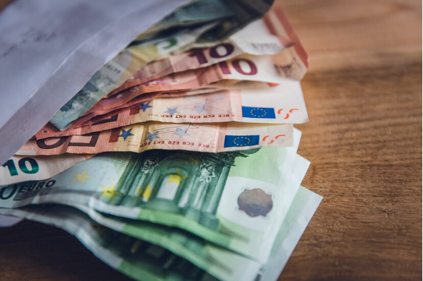 liasse de billets en euros qui illustre l'élasticité du prix