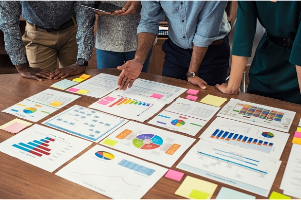 marketing team analysant la performance des publicités facebook