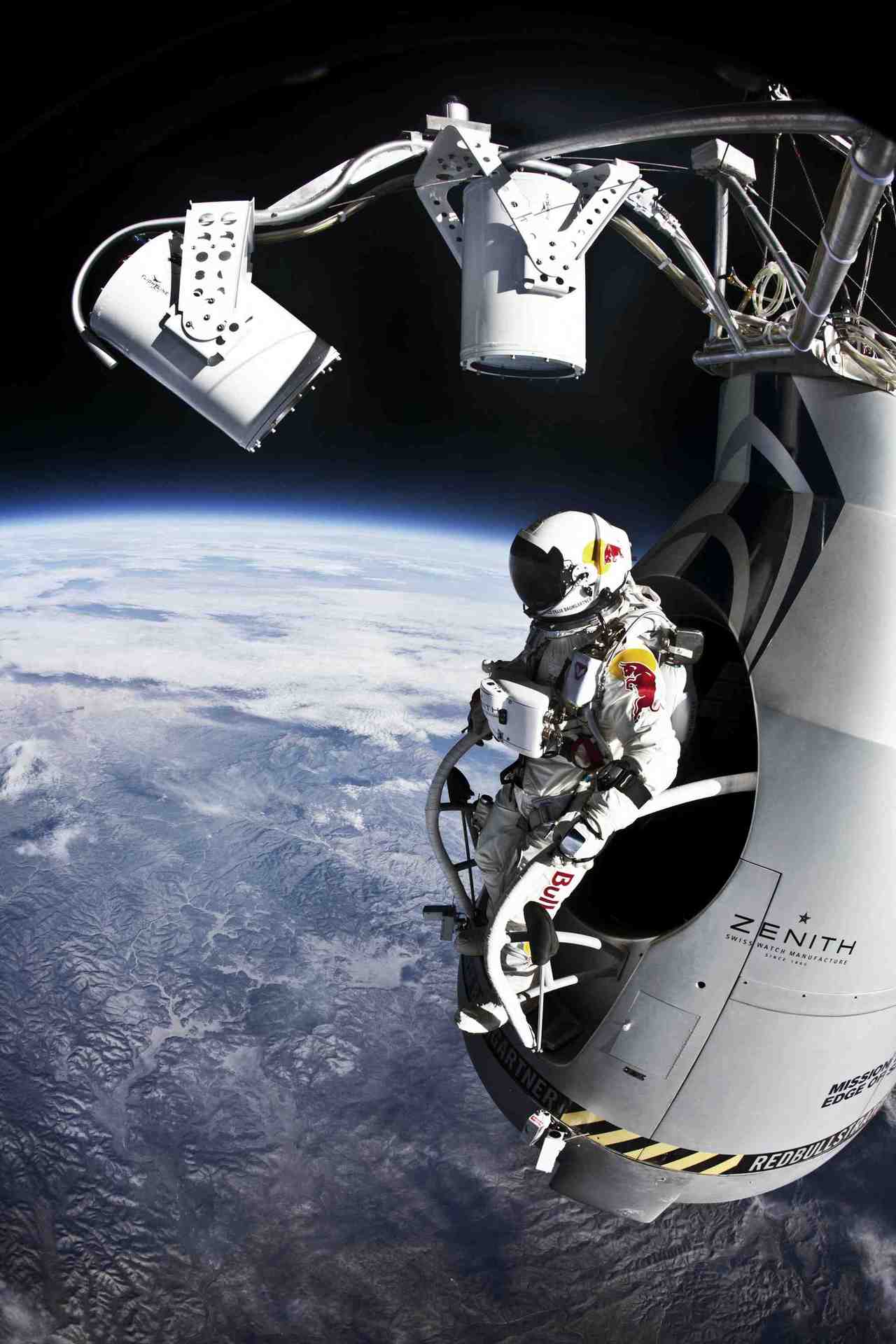 Felix Baumgartner faisant un saut dans l'espace pour la campagne Red Bull