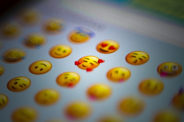 Utiliser des emojis au travail et dans la stratégie marketing : les bonnes pratiques