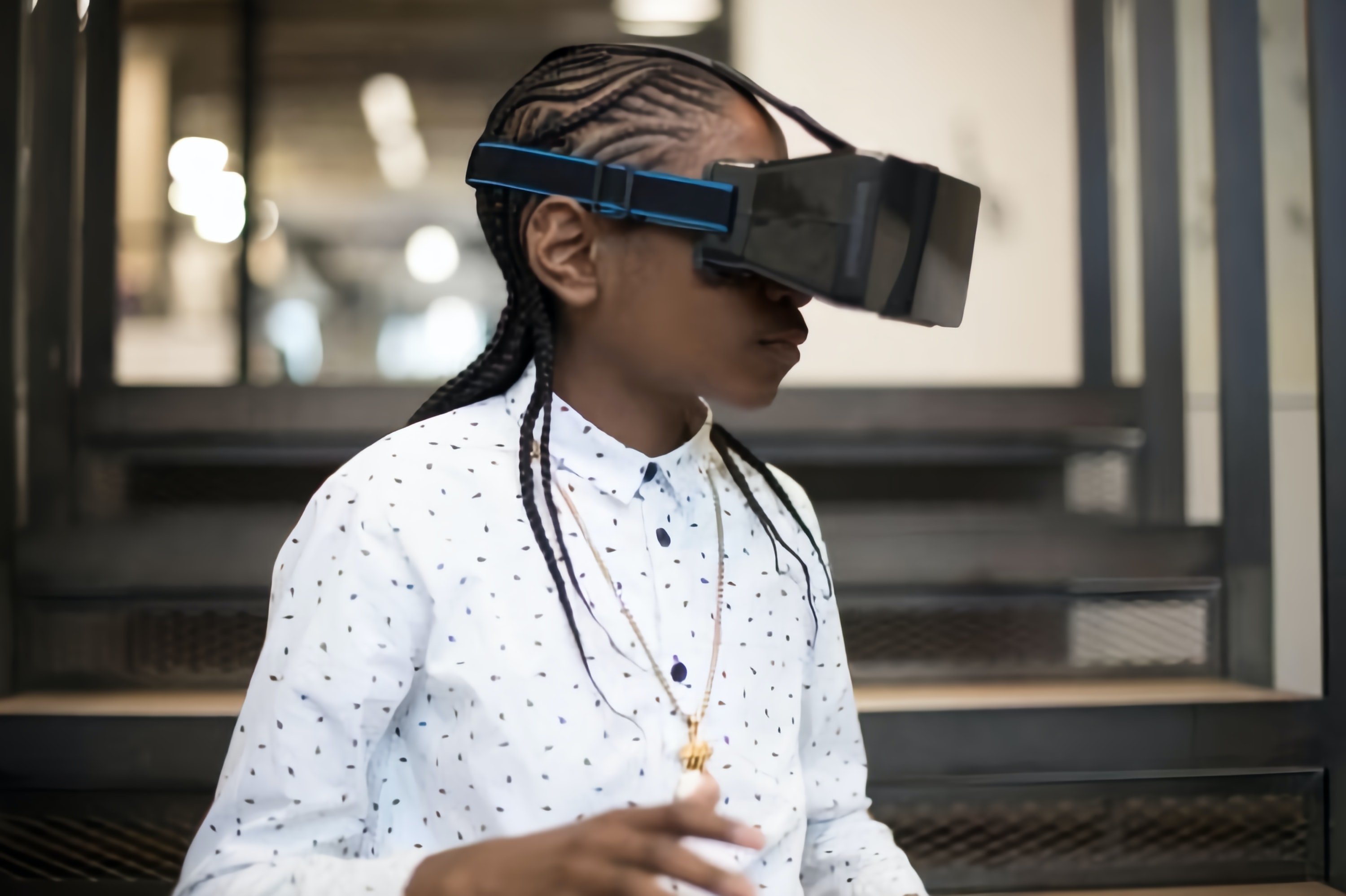 Une personne utilise un casque de réalité virtuelle pour se rendre dans le métavers