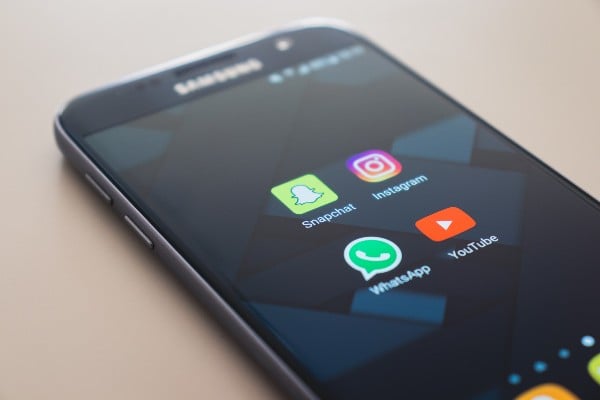 smartphone sur le point de montrer une pub Whatsapp