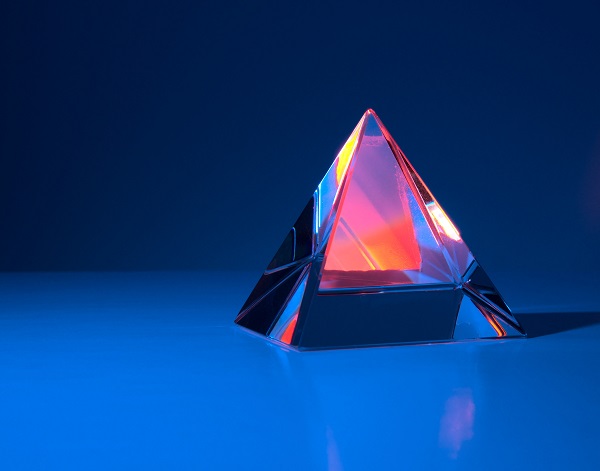 pyramide en cristal sur fond bleu
