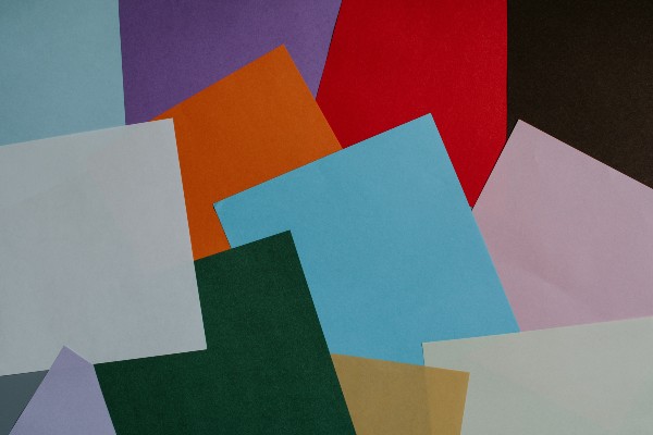 feuilles de papier de différentes couleurs