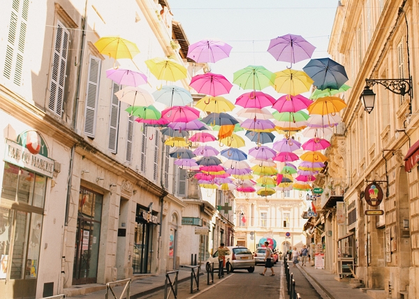 Parapluies colorés dans une ruelle